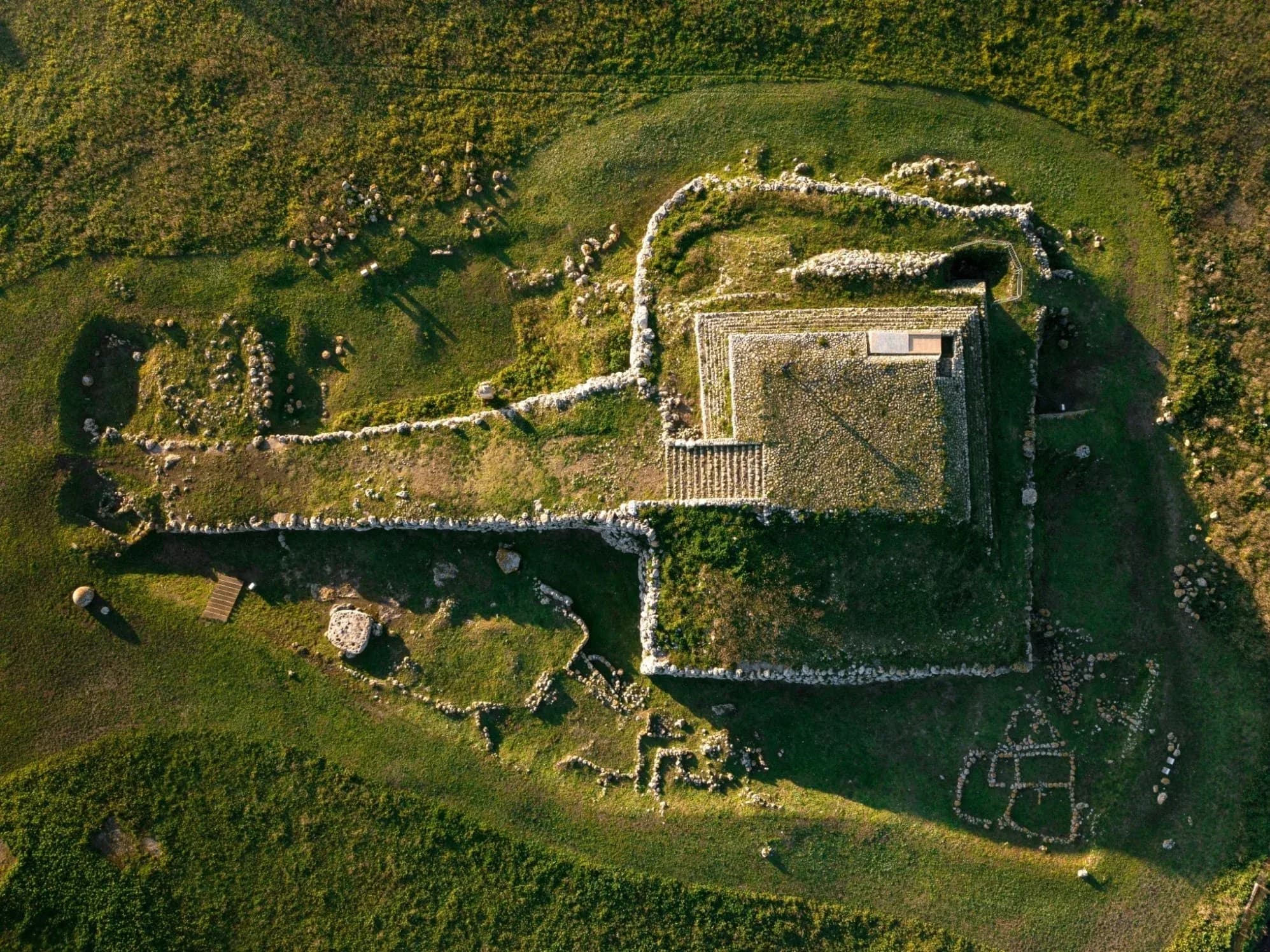 L'Altare di Monte d'Accoddi: l'unica ziggurat del Mediterraneo