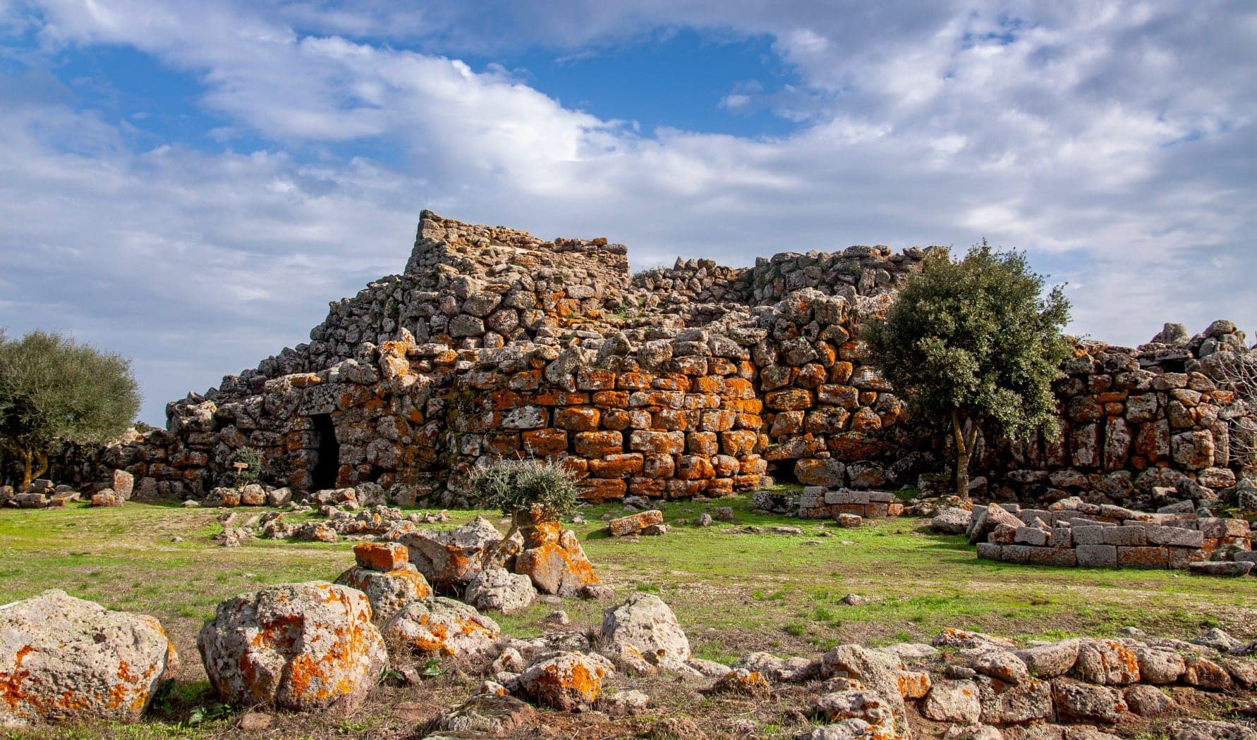 Nuraghe Arrubiu: il gigante rosso a cinque torri