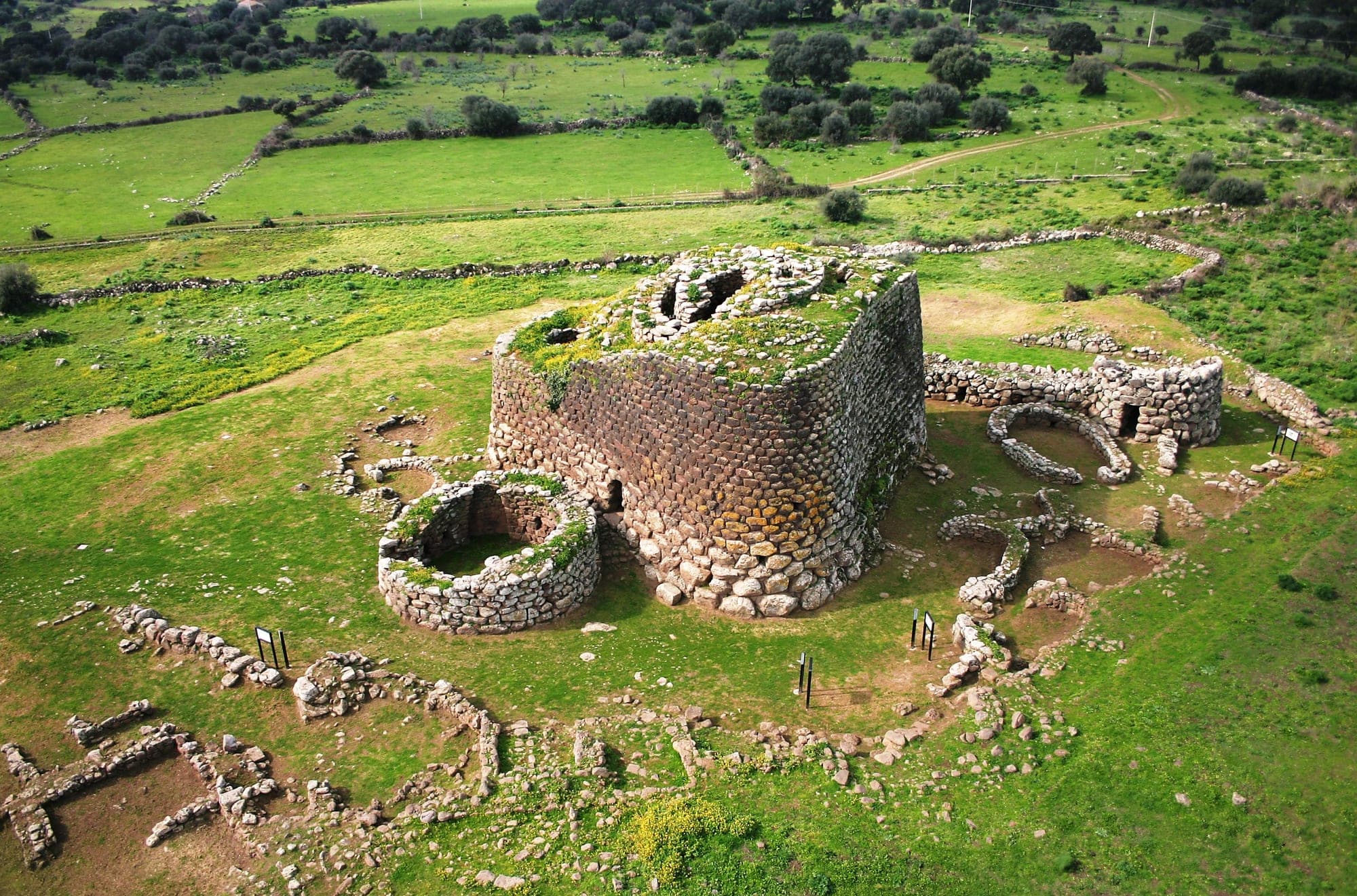 Nuraghe Losa: l'architettura perfetta del gigante di basalto
