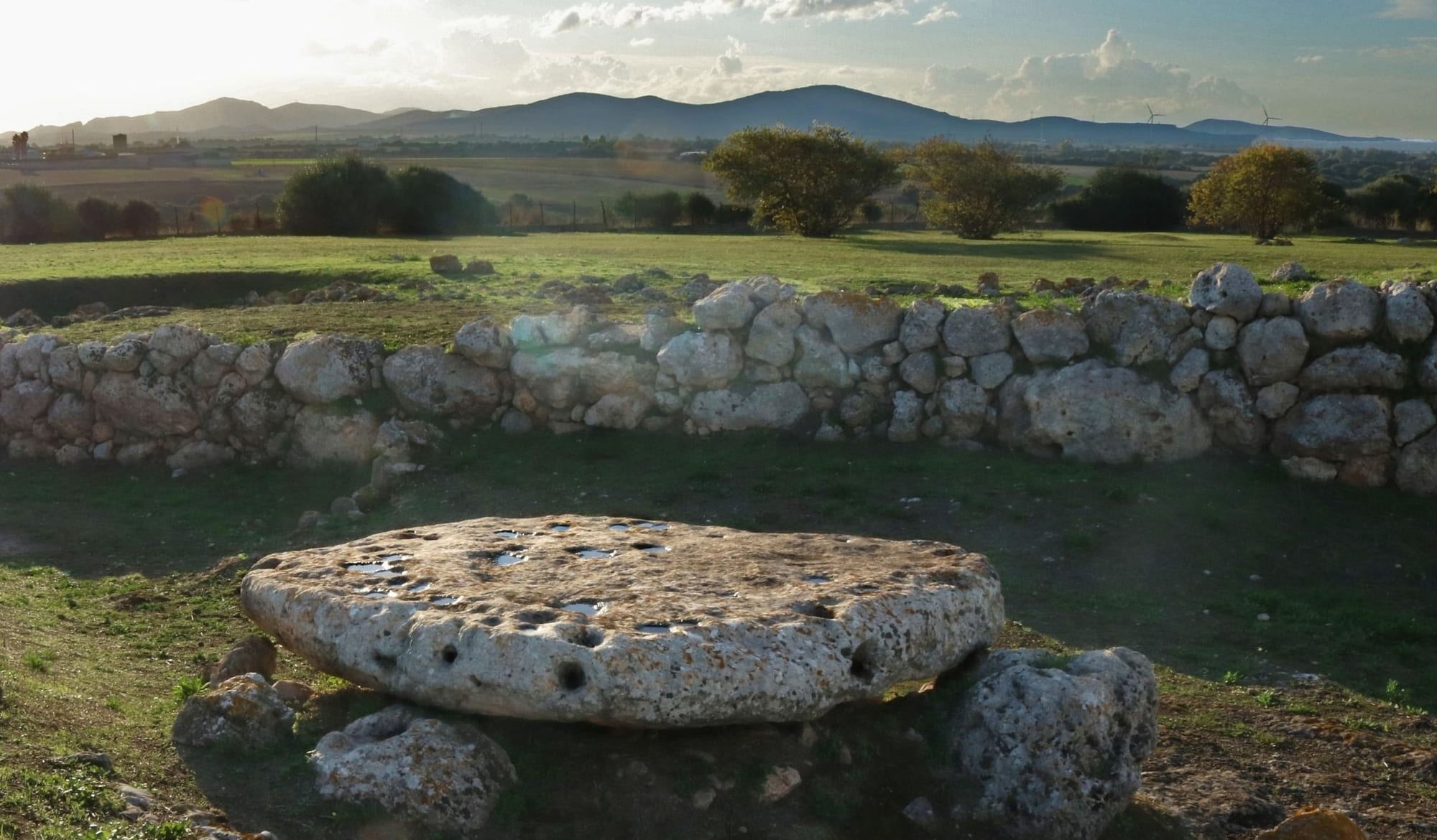 L'omphalos, la pietra sferica situata ai piedi dell'altare
