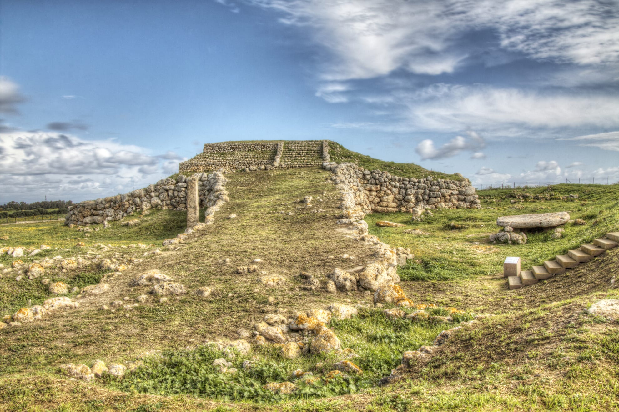 La lunga rampa d'accesso di Monte d'Accoddi