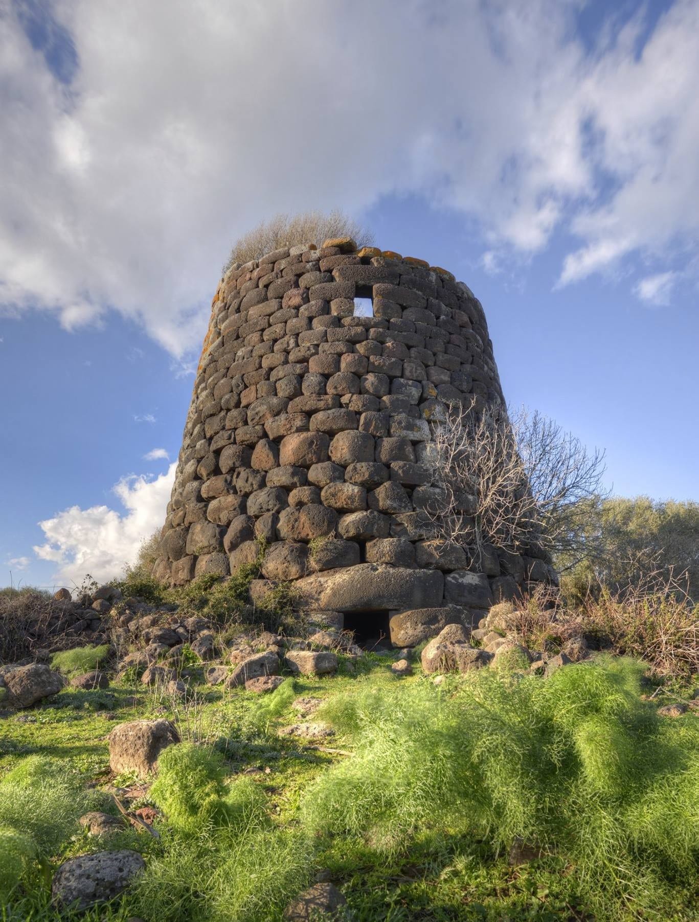 Dettaglio dell'architrave con finestrello di scarico triangolare al nuraghe Losa