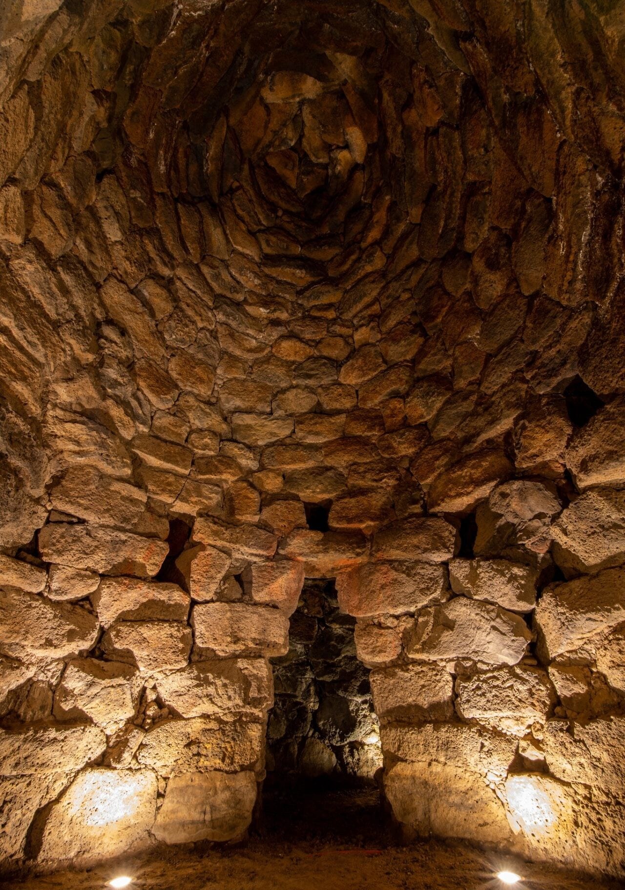 Sezione interna della volta a tholos in pietra a secco