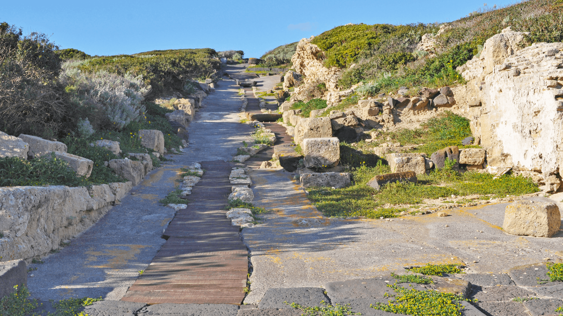 Rovine romane con mura in pietra a blocchi