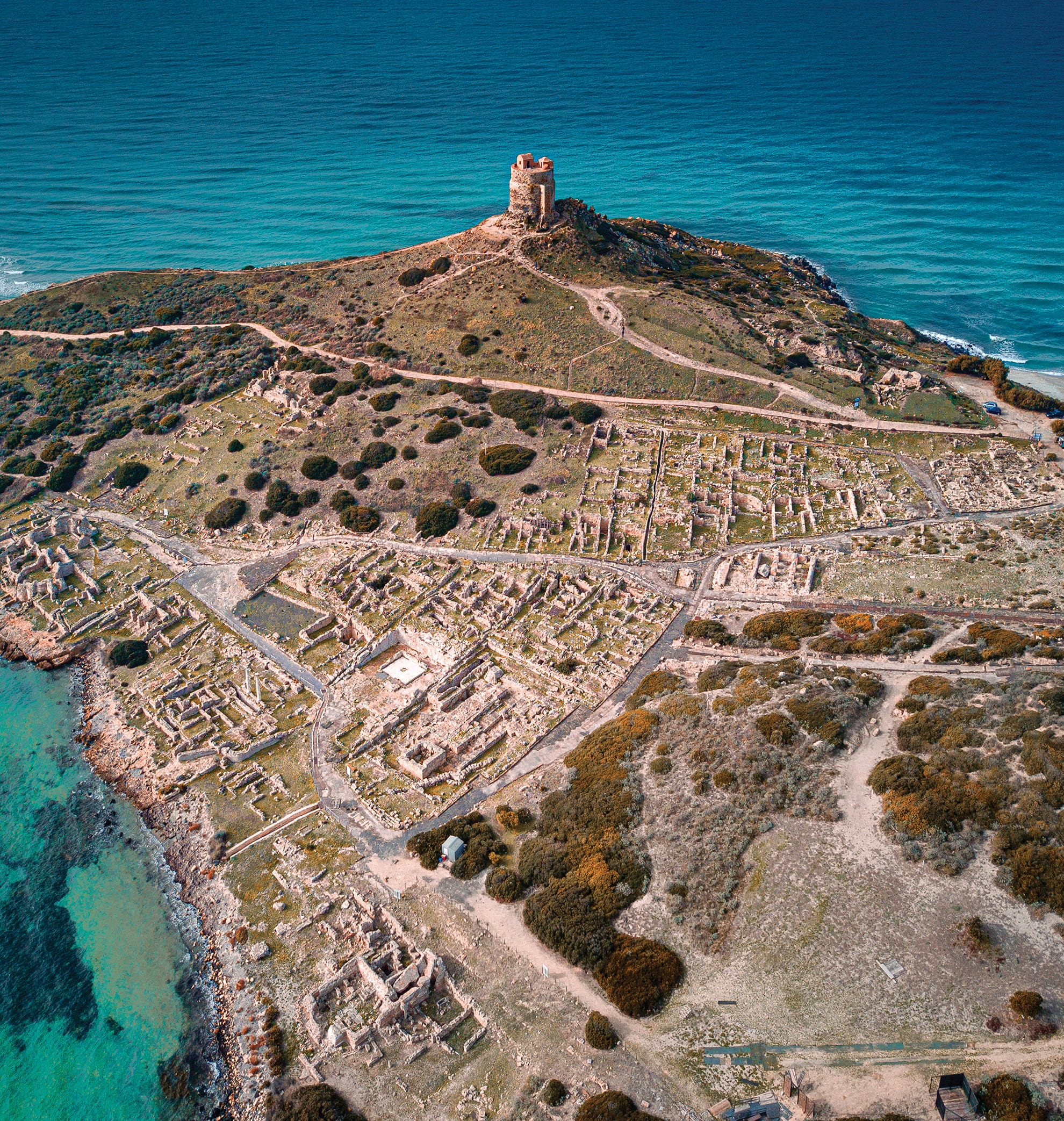 Resti delle fortificazioni costiere sul mare della Sardegna