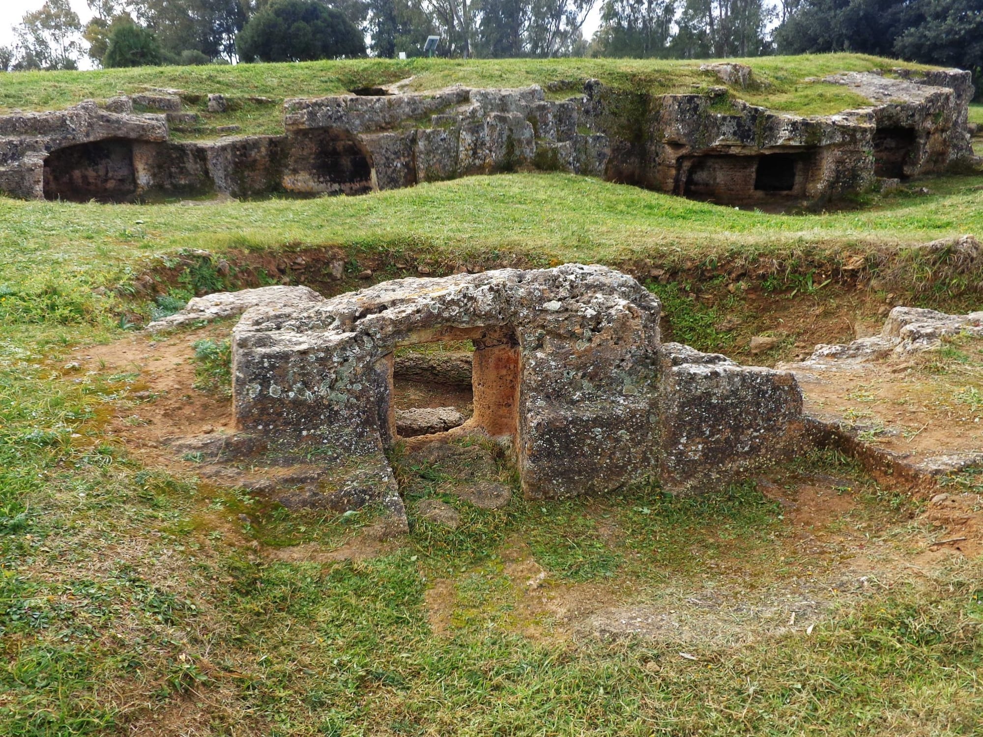 Veduta della piana di Anghelu Ruju con i pozzetti di ingresso