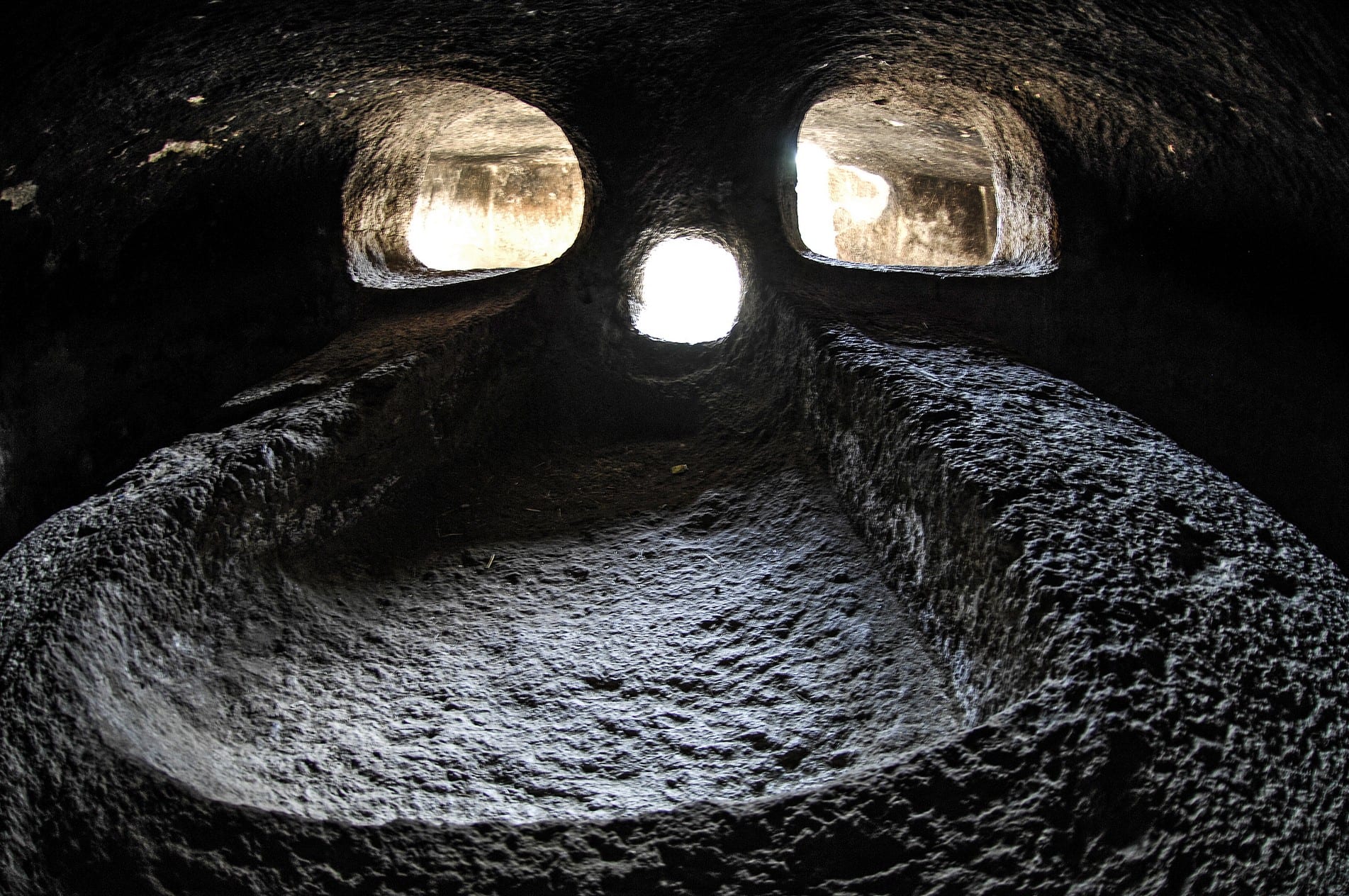 L'anfiteatro roccioso con le tombe a Montessu