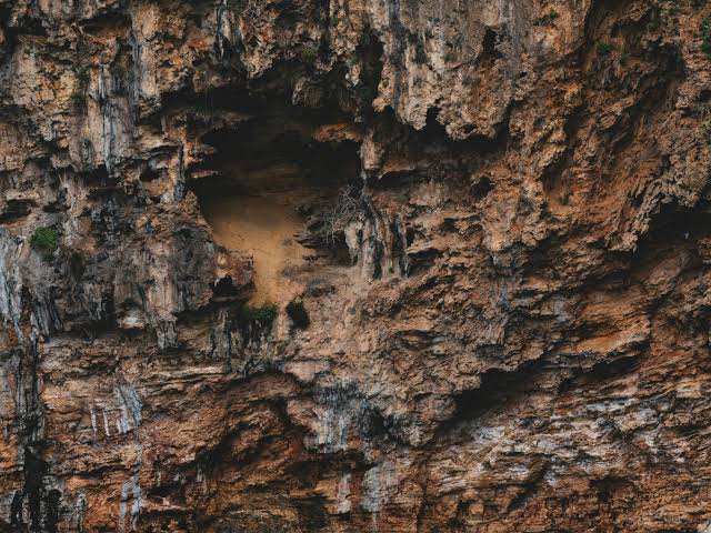 Affioramento di rocce metallifere e scisti in Barbagia