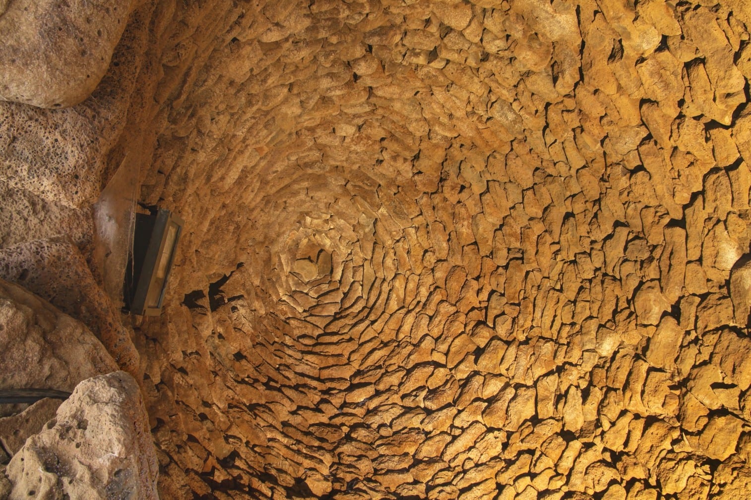 Interno di una camera nuragica con volta a tholos