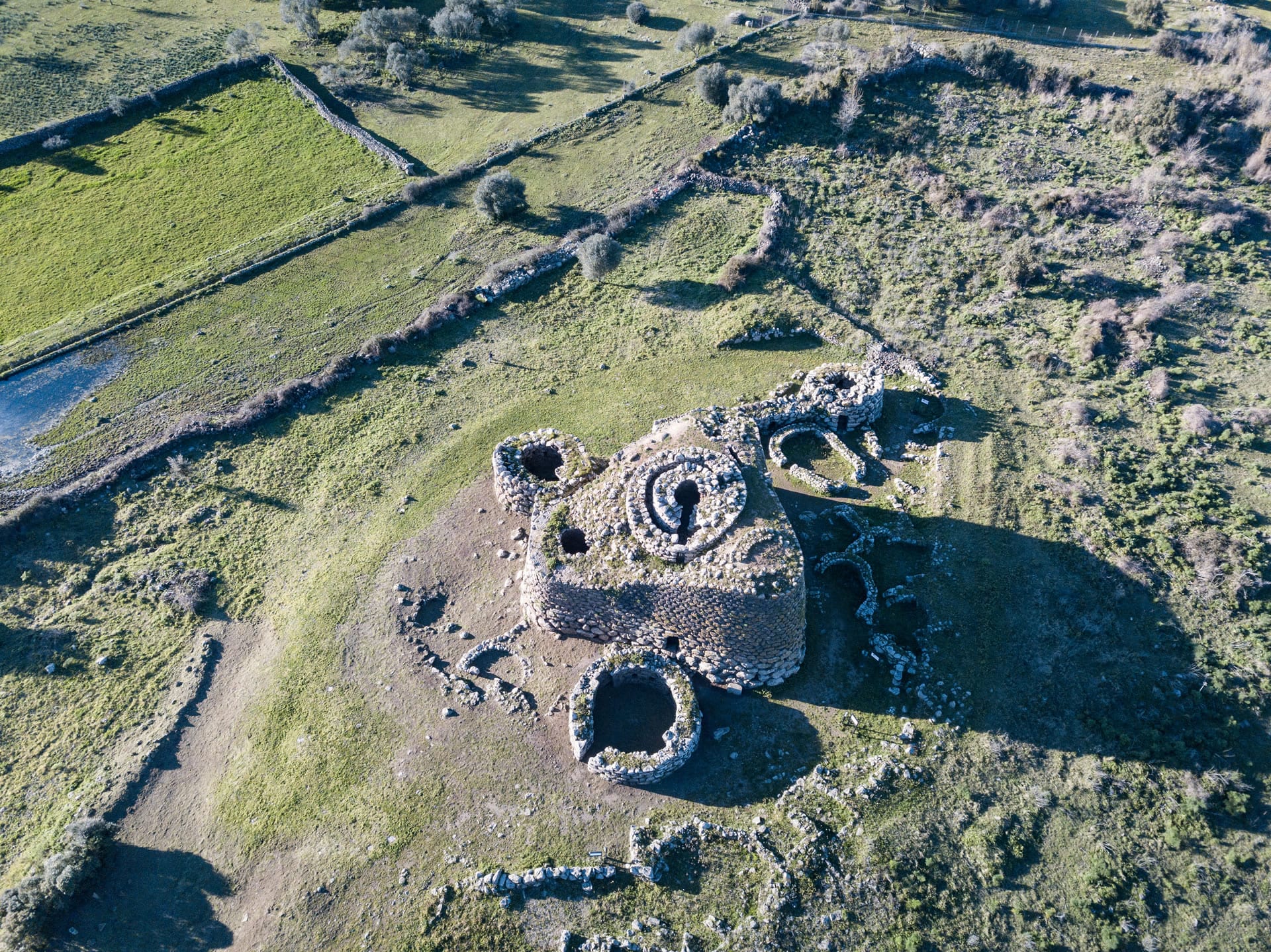 Vista aerea del nuraghe e della cinta muraria