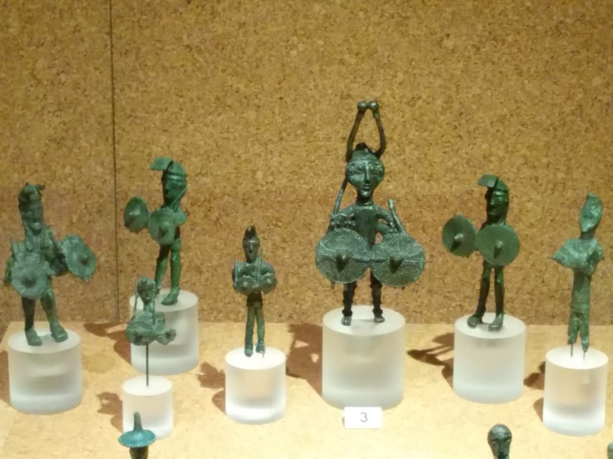 Un gruppo di bronzetti nuragici raffiguranti guerrieri e offerenti