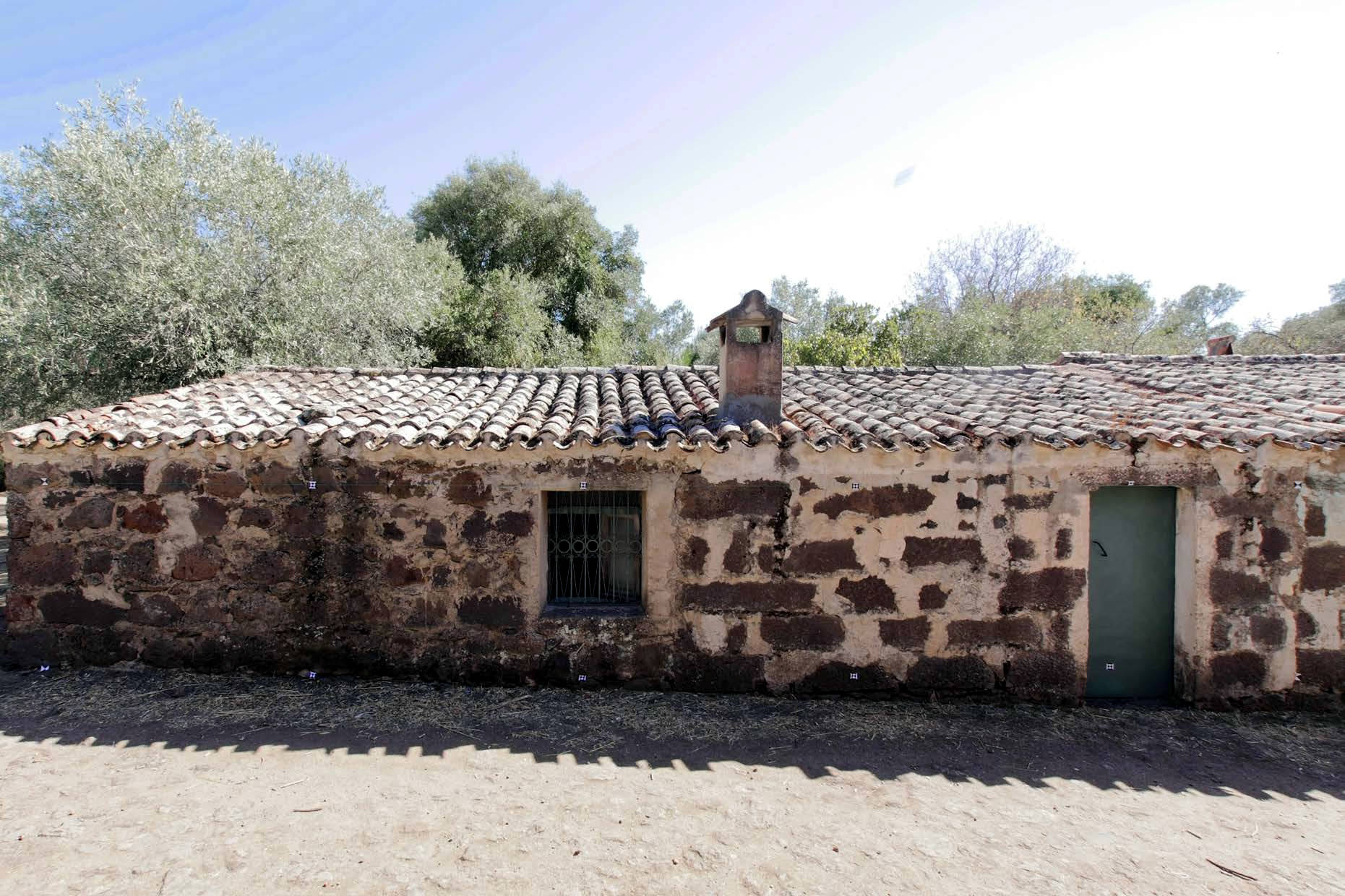 Il complesso di Santa Cristina con le cumbessias attorno al villaggio nuragico