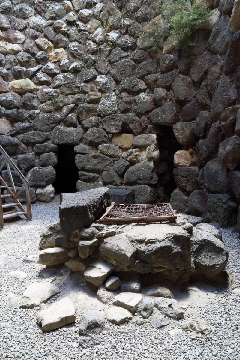 I bastioni in basalto del complesso principale di Su Nuraxi
