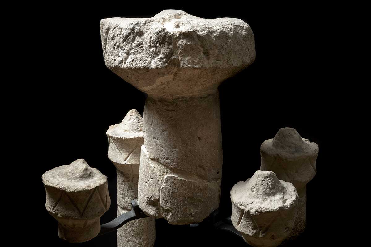 Un modellino di nuraghe scolpito in pietra