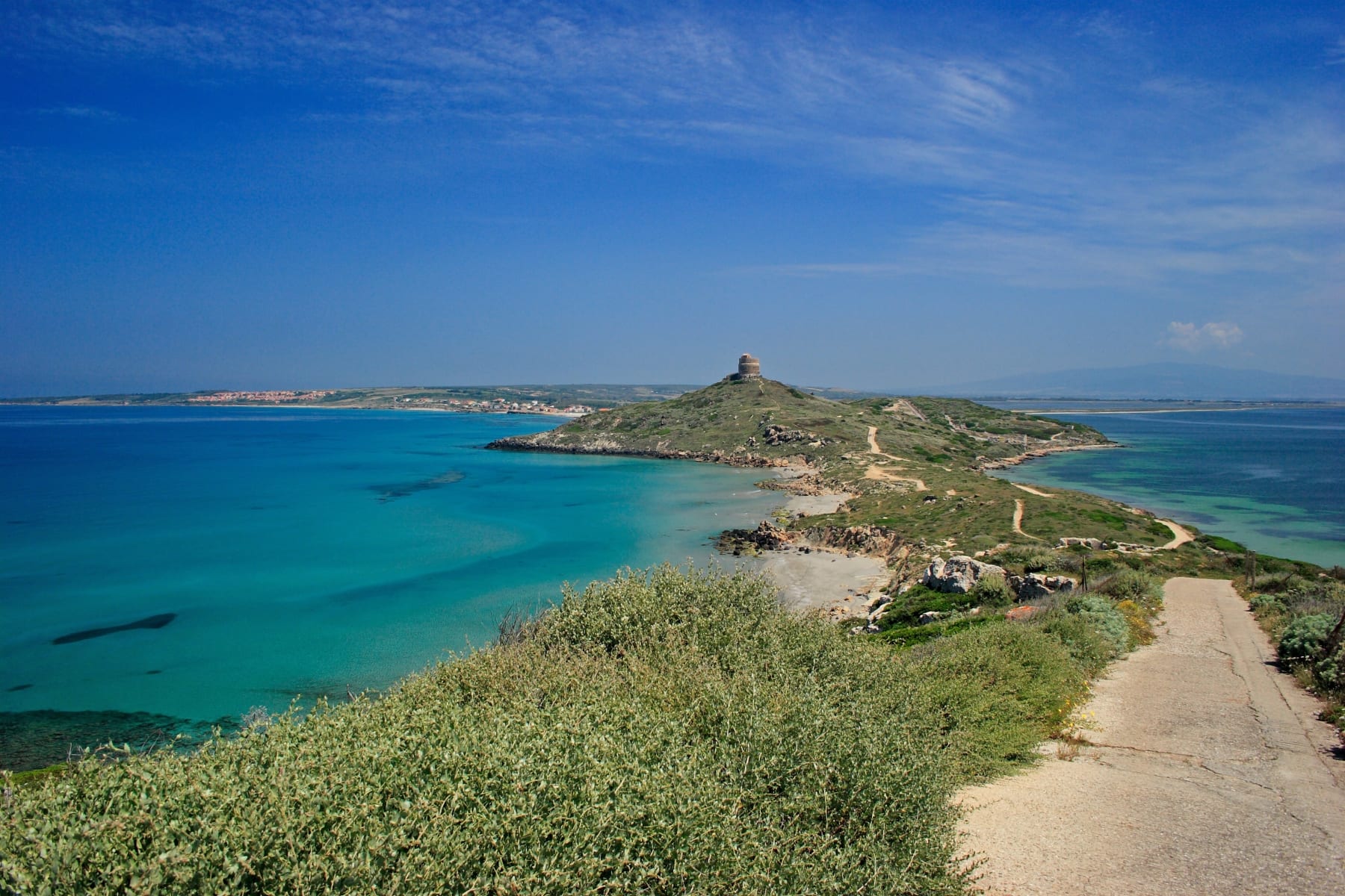 Vista aerea delle rovine di Tharros sul mare azzurro
