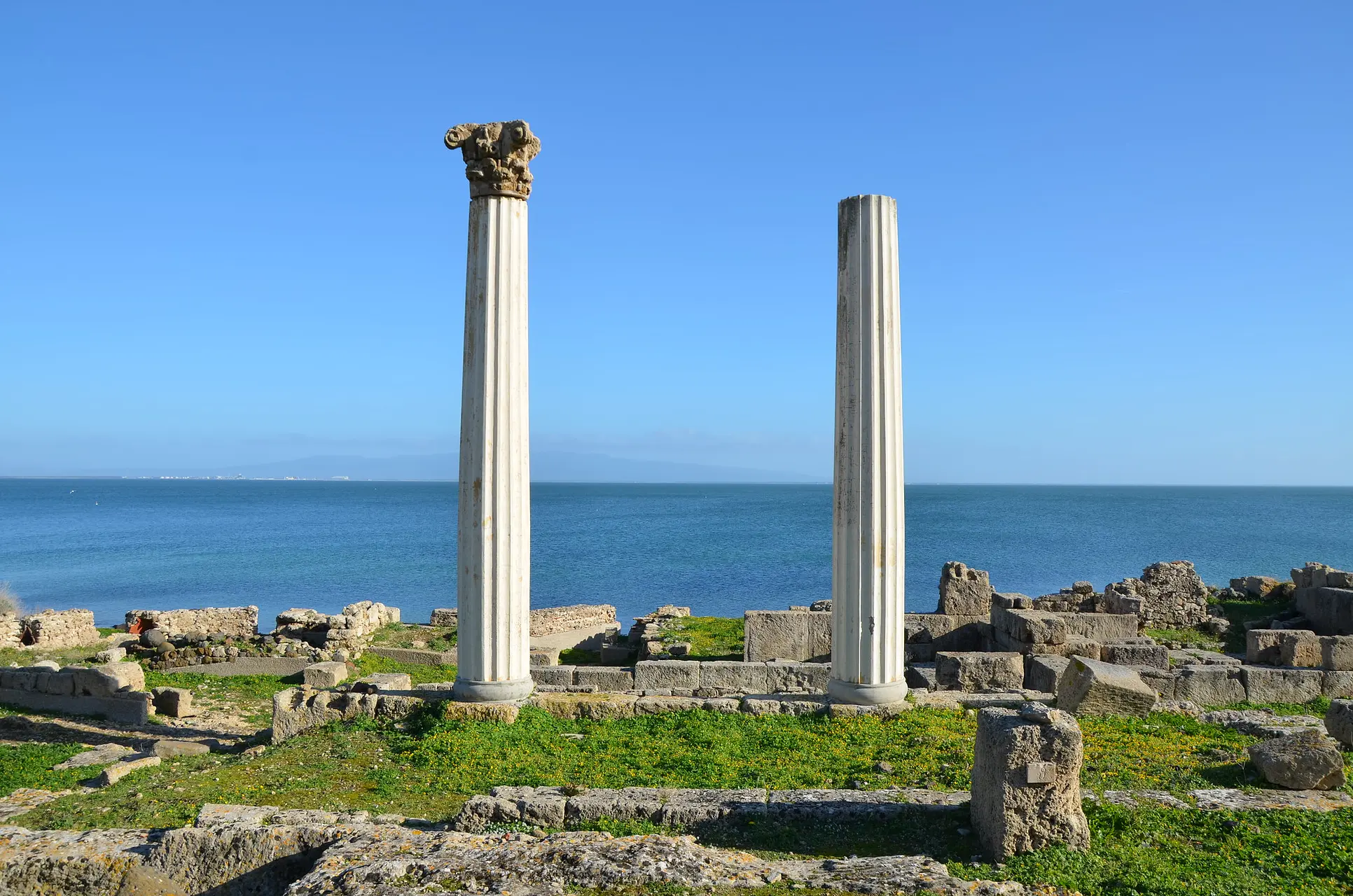 Vista delle colonne rialzate di Tharros