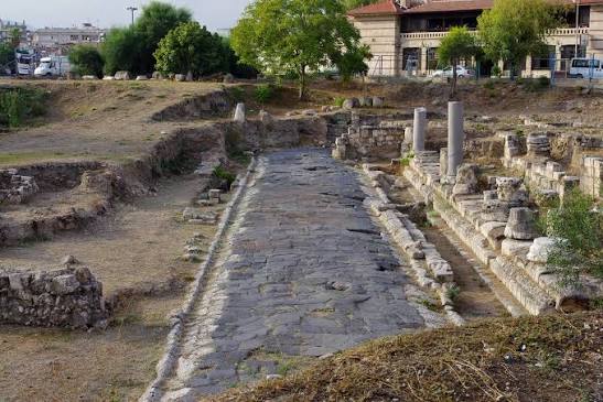 Strada romana in basolato a Tharros con fognatura